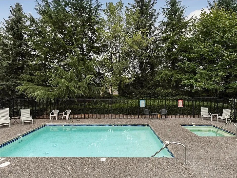swimming pool and jaccuzi - 7929 SW 40th Ave