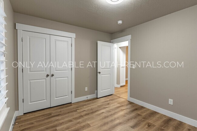 Building Photo - 4143 N Fairfield Dr