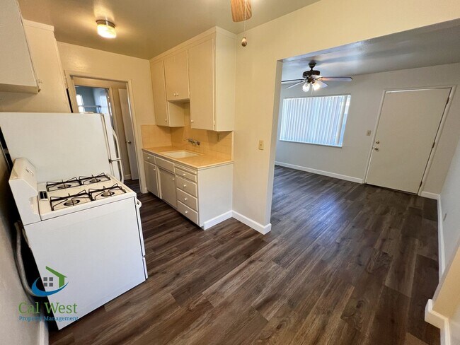 Building Photo - $1995 - Cozy 1/1 located near the Rose Garden