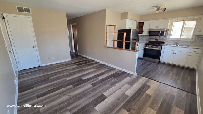 Building Photo - 3 Bedroom 1 Bath Multiplex Unit #4 – Columbia Heights