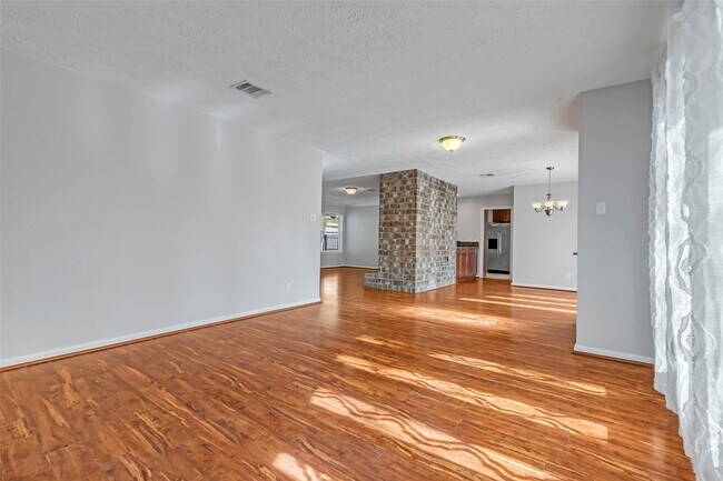 Building Photo - 3250 Three Pines Dr