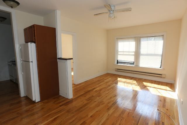 Building Photo - 633 W Cornelia Ave