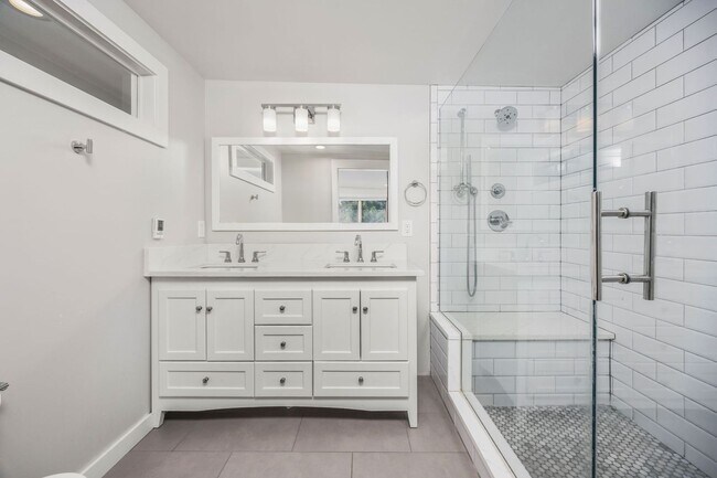 Building Photo - 5 bed 3.5 Bath Home in North Boulder W/Large Backyard, Swimming Pool & Jacuzzi!