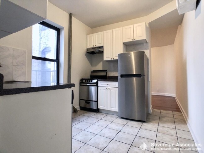 Building Photo - 401 E 68th St