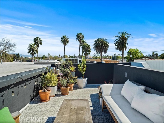 Building Photo - 811 N Detroit St