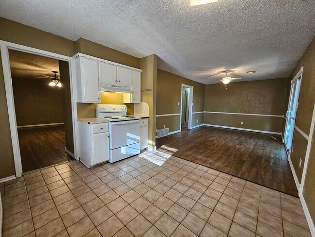 Building Photo - (3) Bed/(1.5) Bath Avail NOW! Pet Negotiable!