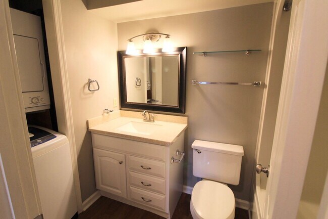 Building Photo - Two bedroom condo for rent! - 1030-8 Blue Ridge Drive