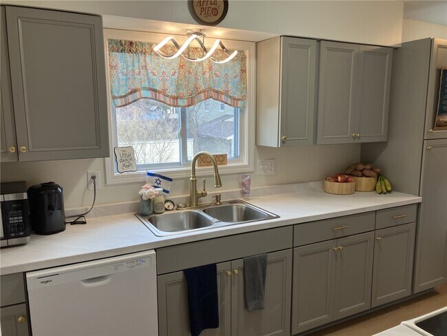 Building Photo - 340 N Park Dr