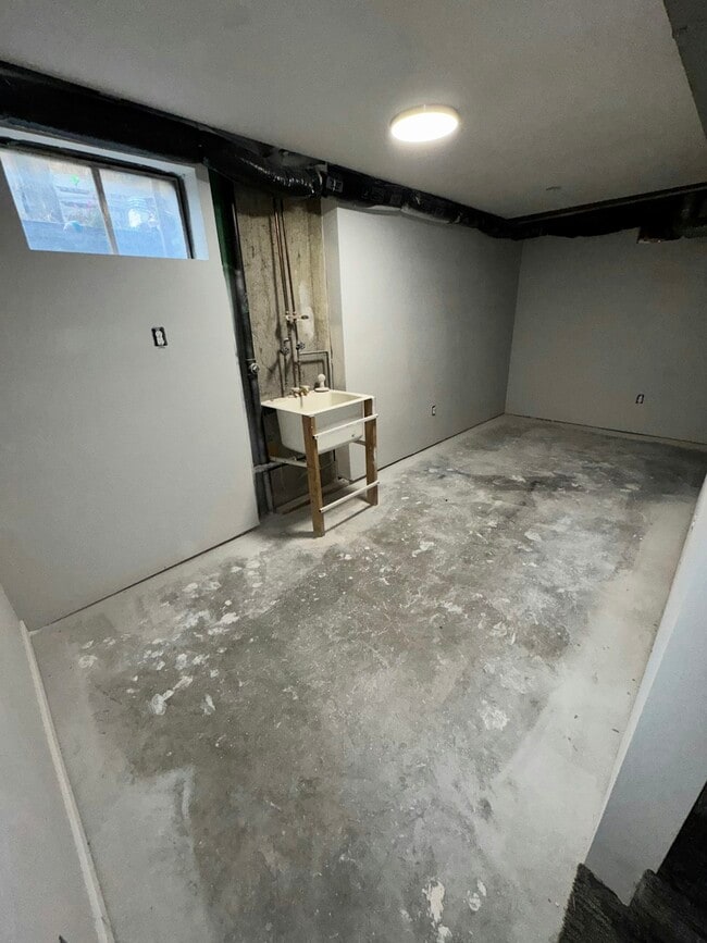 Building Photo - 228 E Crown Ave