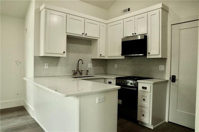 Building Photo - 858 NW B St