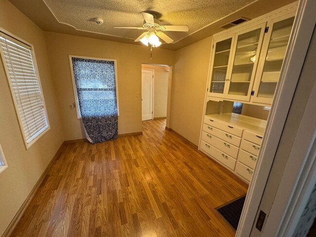 Building Photo - 1201 W Elm St