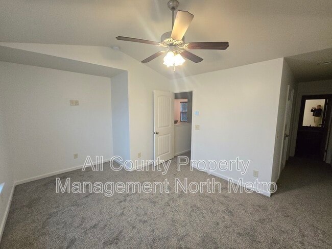 Building Photo - 417 Village View