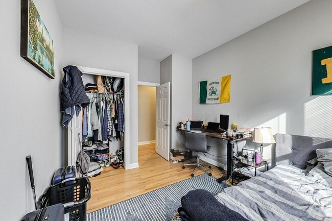 Building Photo - 1330 W Fletcher St