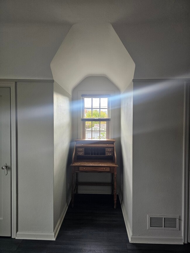 Building Photo - 6613 N Amherst St