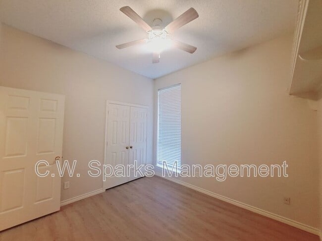 Building Photo - 902 Sunpoint Cir