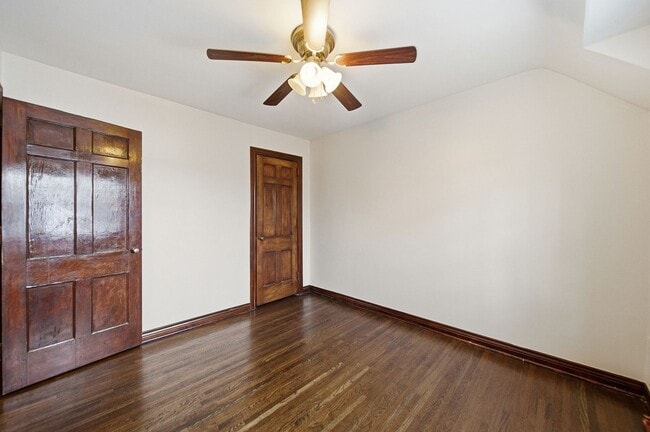 Building Photo - 2 Bedroom, 2 Bath Townhome located directly across from Franklin Park Conservatory