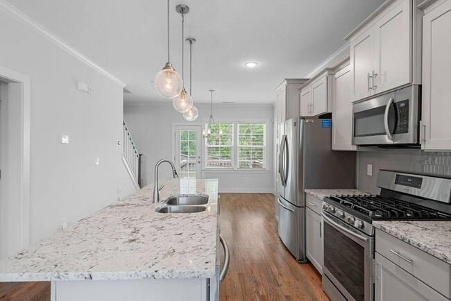 Building Photo - Beautifully Updated 3 Bedroom, 2.5 Bathroo...