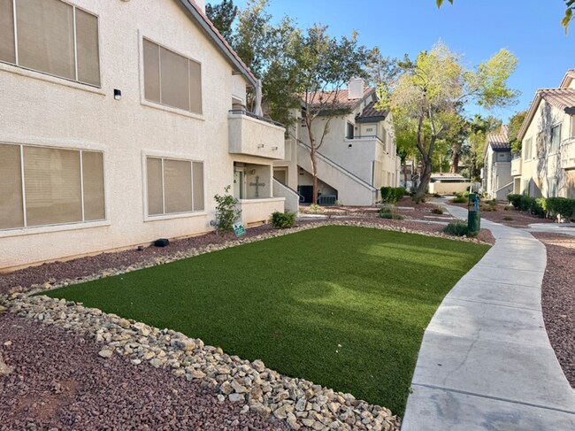Building Photo - SE 2 bedroom condo in gated community