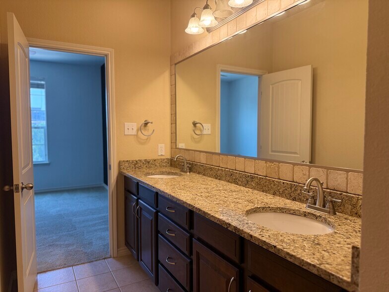 Building Photo - 950 Henderson St