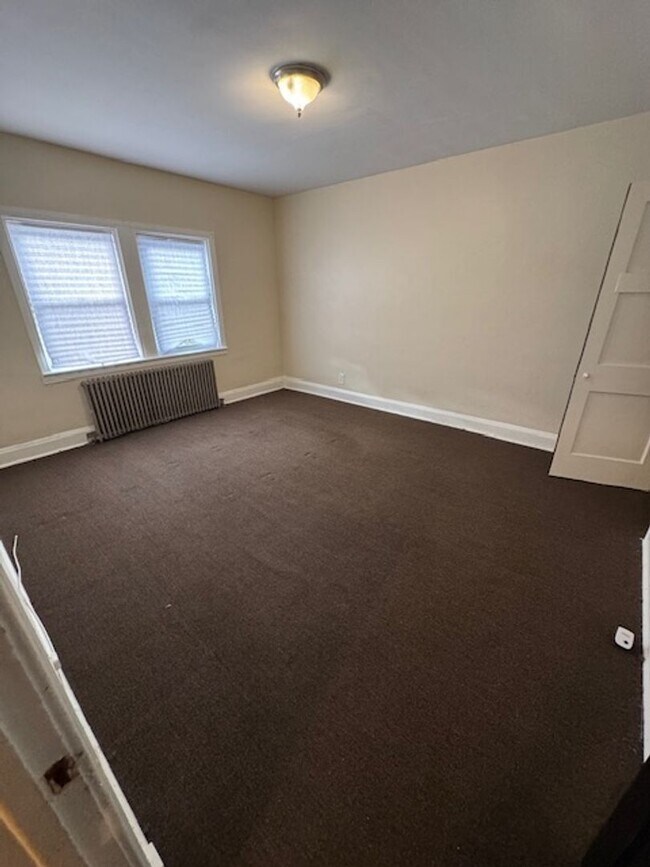 Building Photo - Charming 1 Bedroom Apt