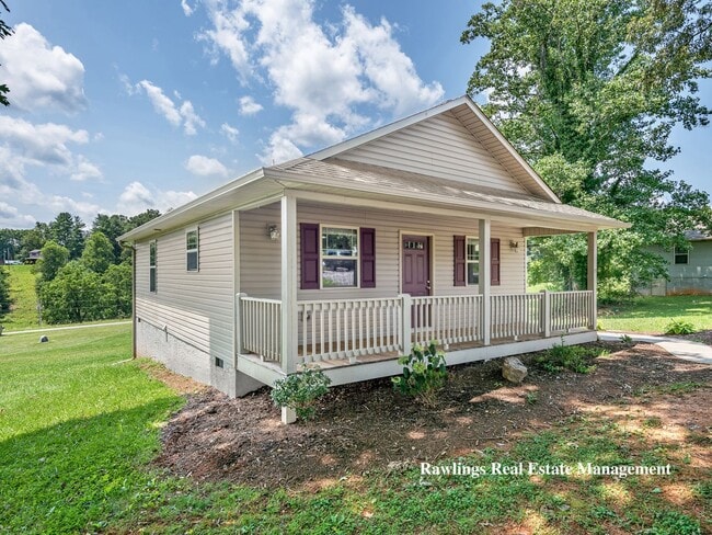 Primary Photo - Charming Weaverville Bungalow