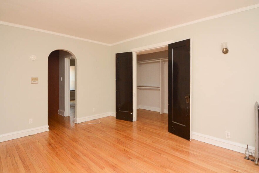 Building Photo - 2117 W Ainslie St