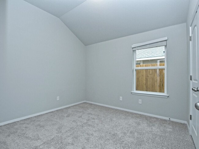 Building Photo - 3 BR / 2 BA - 1533 SF in Bastrop - Close t...
