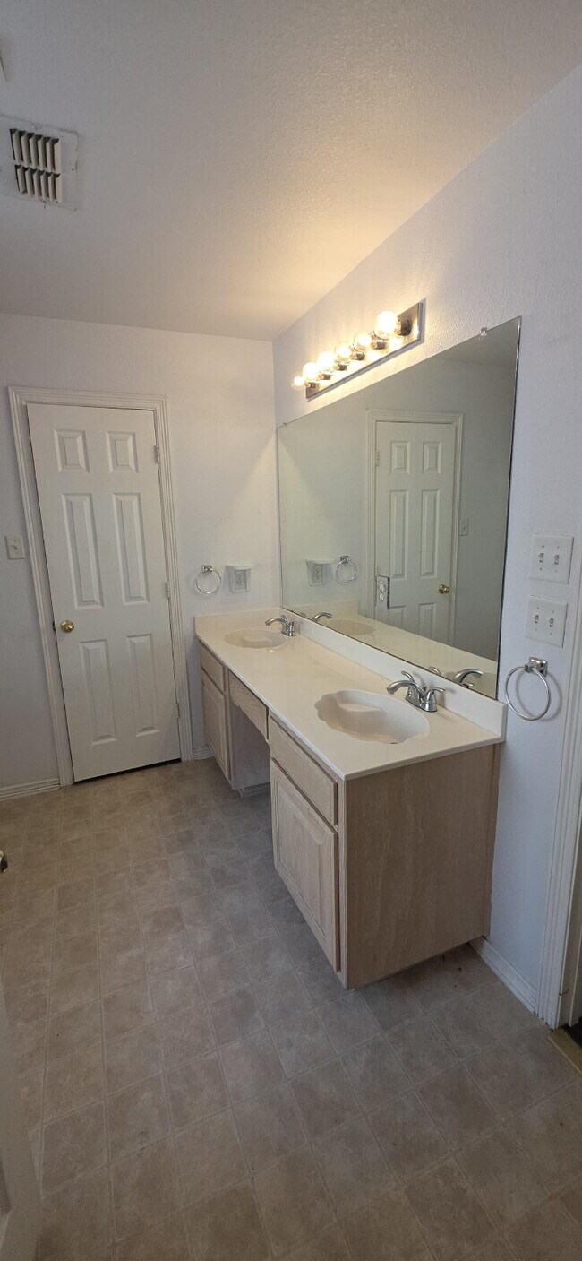 Building Photo - Large 4 Bedroom in Kennedale ISD