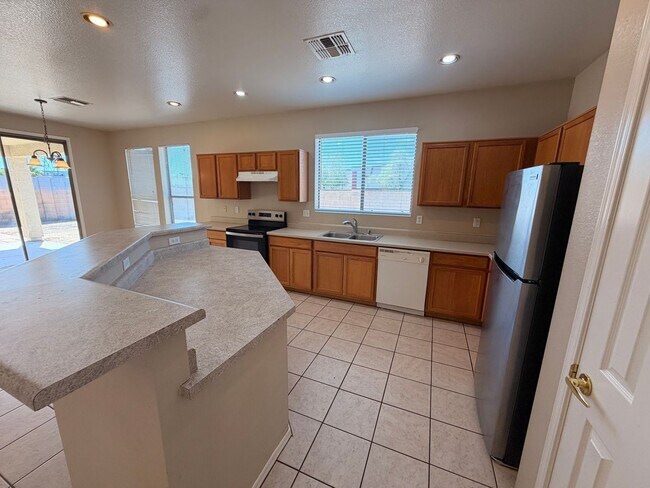 Building Photo - Spacious 3 Bedroom Single Story Peoria With A 3 Car Garage