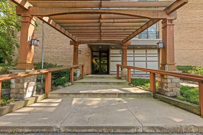 Building Photo - 5820 Oakwood Dr
