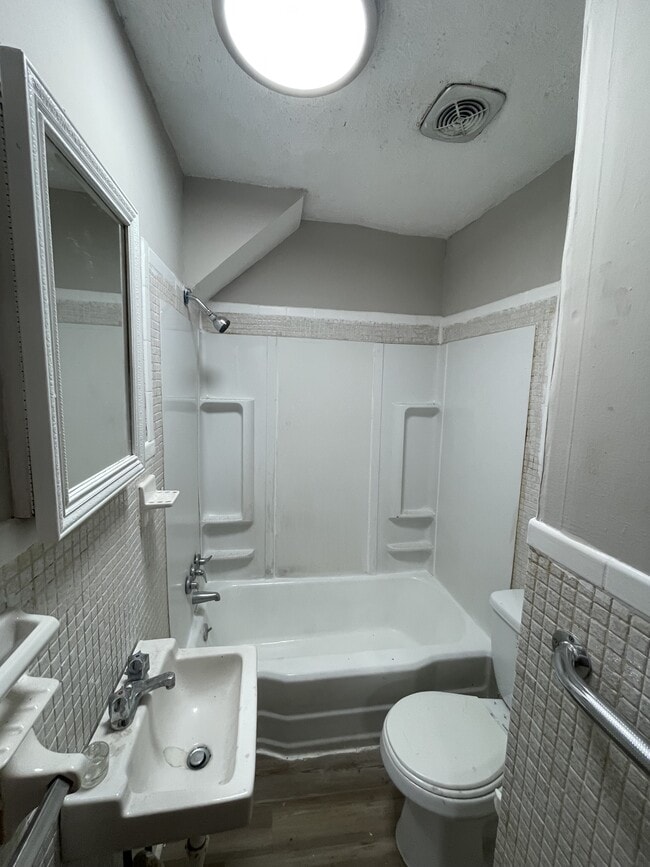 Building Photo - 2949 Hartville St