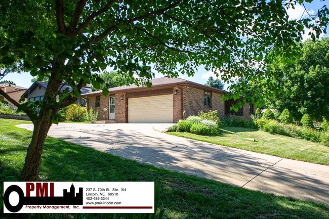 Building Photo - 3 Bedroom and 2 bathroom Colonial Hills House for rent!