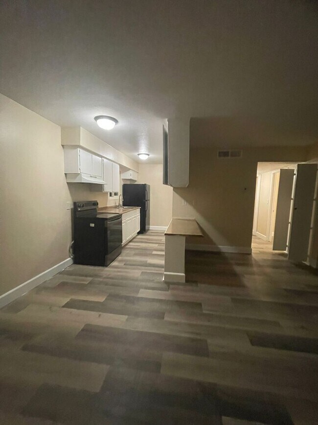 Building Photo - One bedroom, One bath. Downstairs unit. 89101