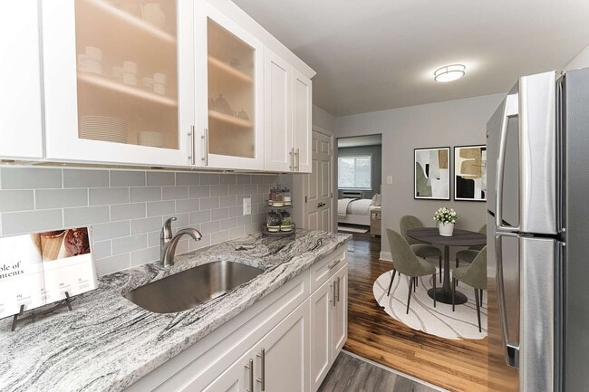 Building Photo - Pine Gardens