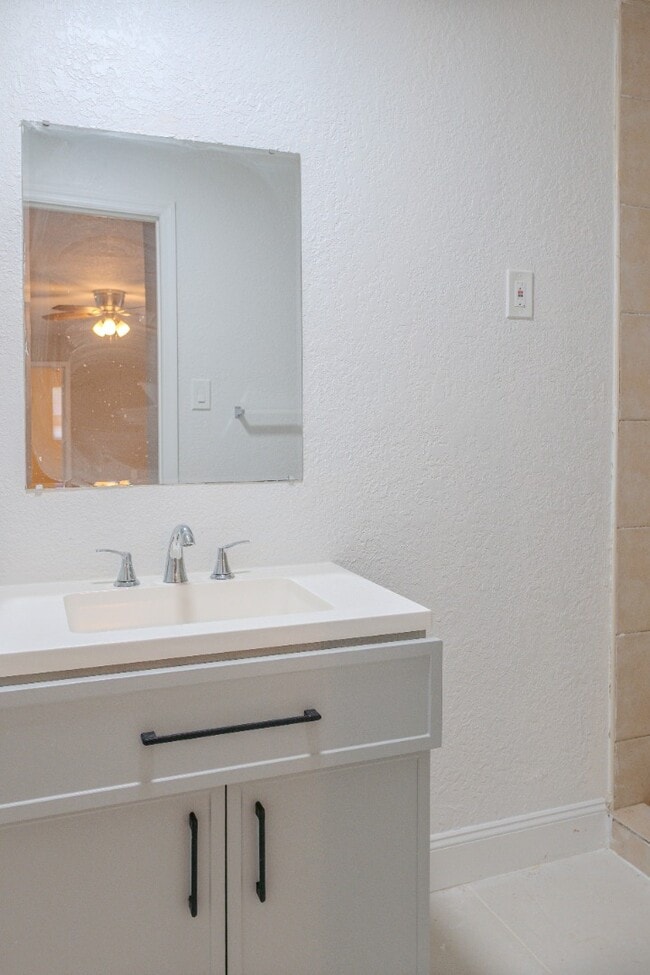 Building Photo - 129 W Church St