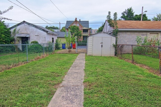 Building Photo - Beautifully Renovated 3BD/1BA Twin!