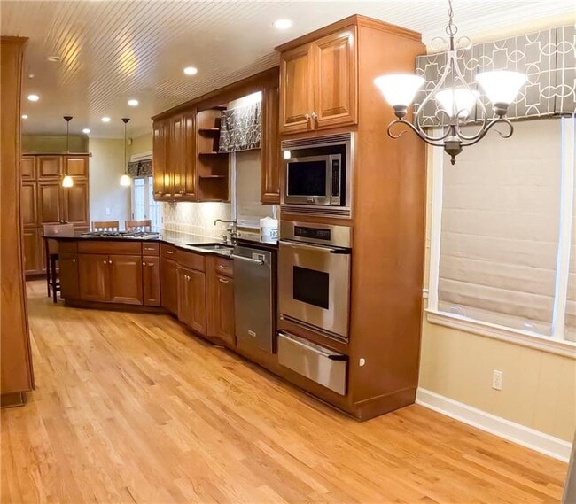 Building Photo - 998 Ferncliff Rd NE