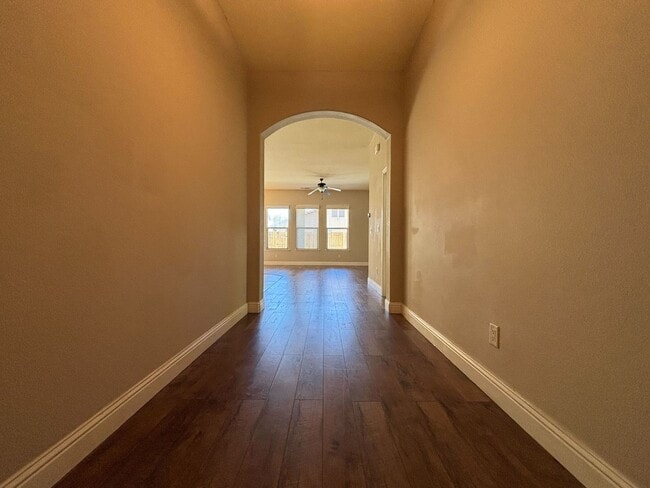 Building Photo - Beautiful 3 bedroom 2 bathroom