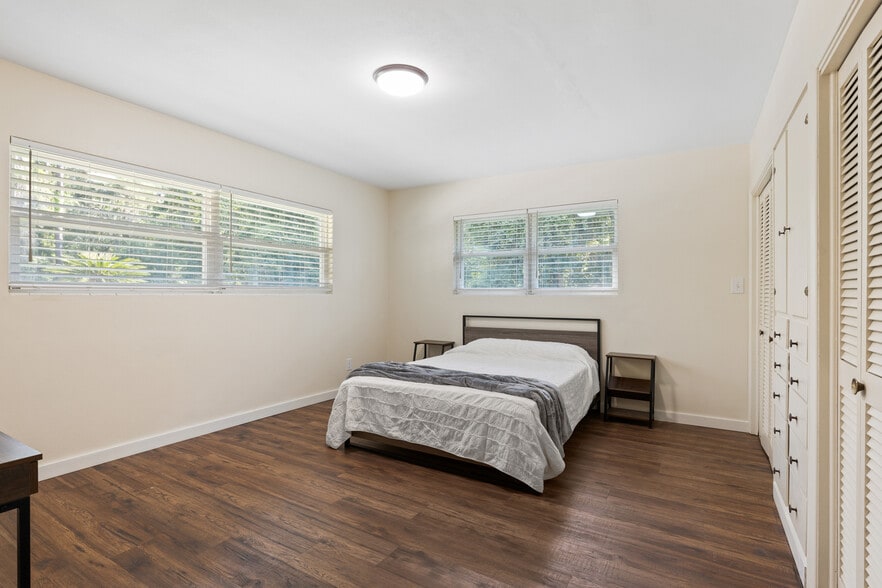 2nd downstairs bedroom - 1524 SW 37th Ave