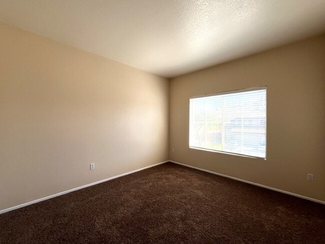 Building Photo - 4 bed, 3 bath located in Corona, CA!