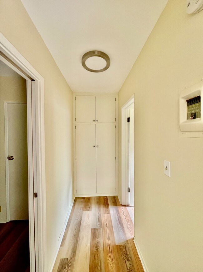 Building Photo - 1516 Rock Glen Ave