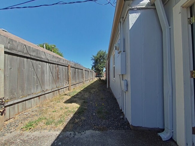 Building Photo - 3 Bedroom House ~ Close to Campus ~ Pet Fr...