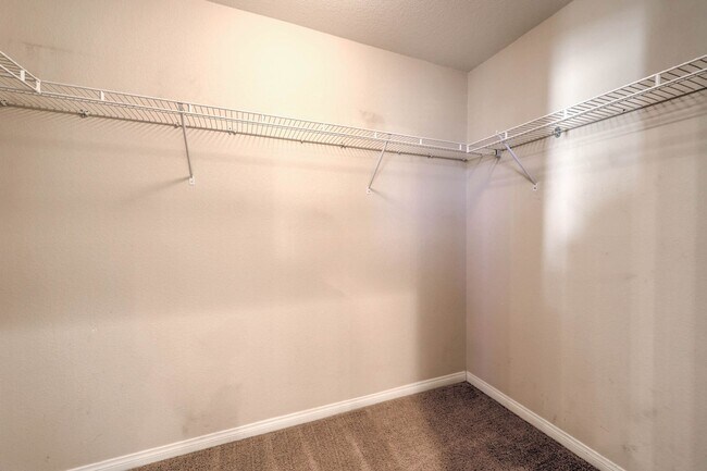 Building Photo - Beautiful 4 Bedroom, 2 Story Home in Henderson