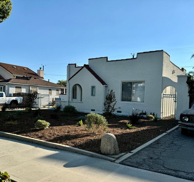 Building Photo - Beautifully updated 3-bedroom home