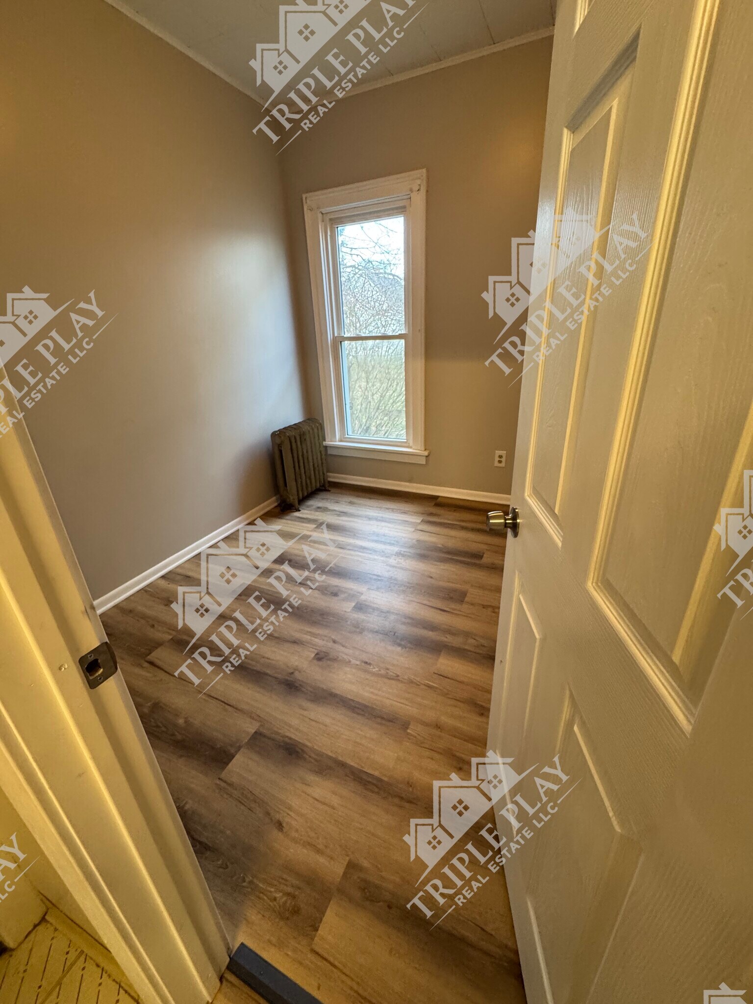 Building Photo - 213 King St