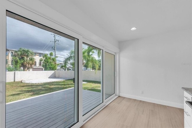 Building Photo - 907 Narcissus Ave