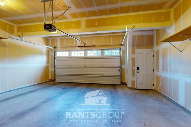 Building Photo - Beautifully upgraded townhome in a quiet L...