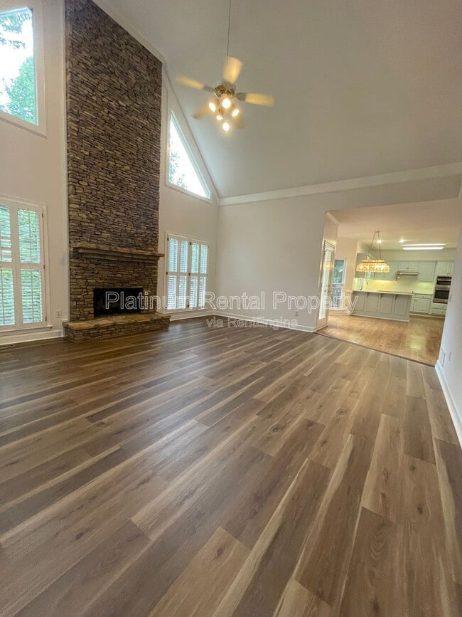 Building Photo - 870 Ingleside Dr