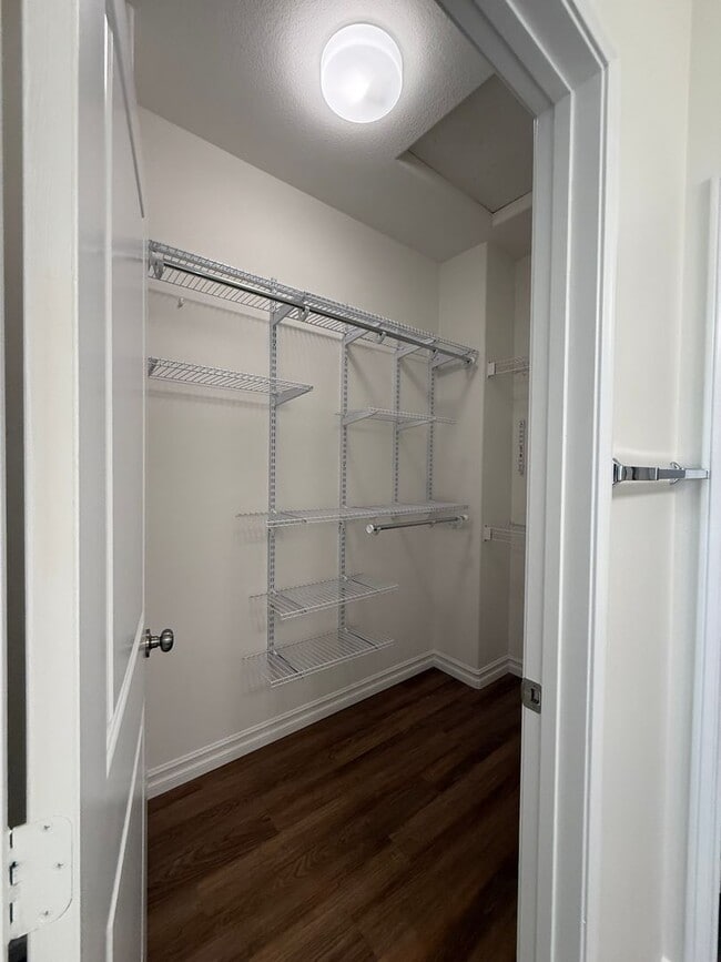 Building Photo - 2 Bedroom, 2.5 Bath Tri-level townhouse in Signal Hill