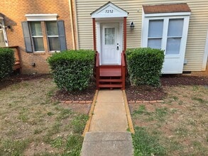 Building Photo - Beautiful Townhome in Prime Raleigh Location